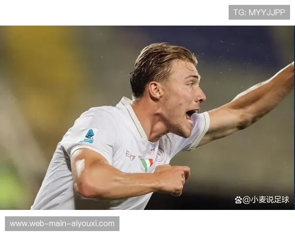 霍伊伦补射破门后拥抱队友，展现那不勒斯团结